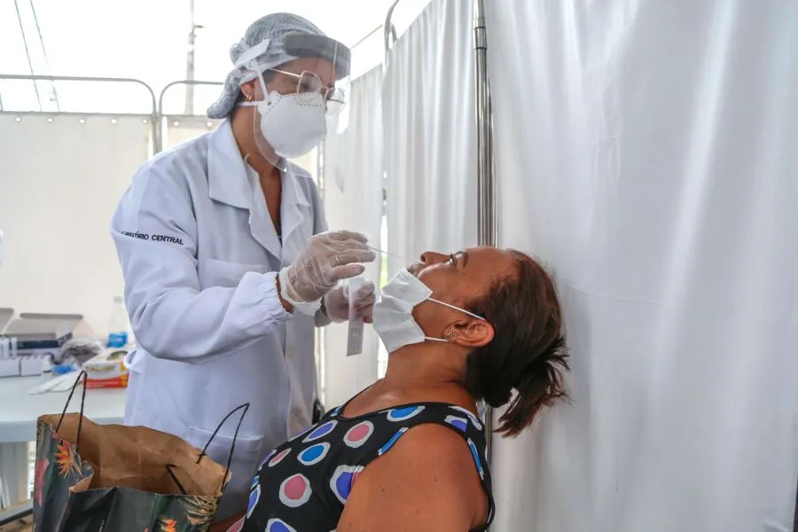 O exame é realizado através da coleta da amostra de secreção do nariz do paciente pelo swab (cotonete)