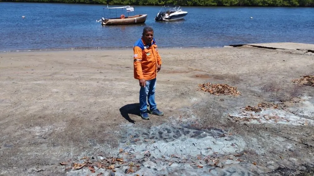 Praias estão liberadas para banho, e órgão responsável disse que toxinas não causam reação na pele