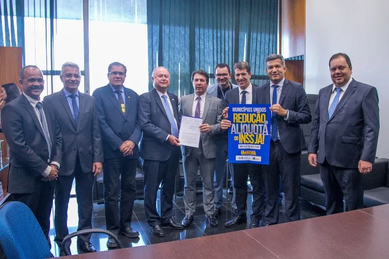 Presidente da UPB Zé Cocá com membros da CCJ da Câmara dos Deputados