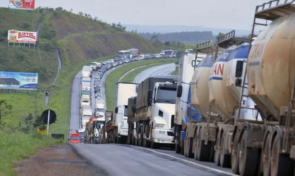 Caminhoneiros voltaram a interromper o fluxo de veículos em rodovias federais