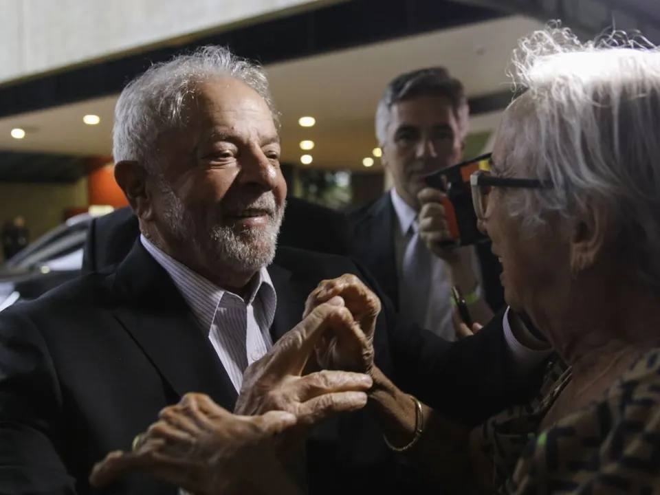 Presidente eleito Luiz Inácio Lula da Silva cumprimenta Isolda Araújo de Oliveira, de 83 anos, ao deixar o CCBB