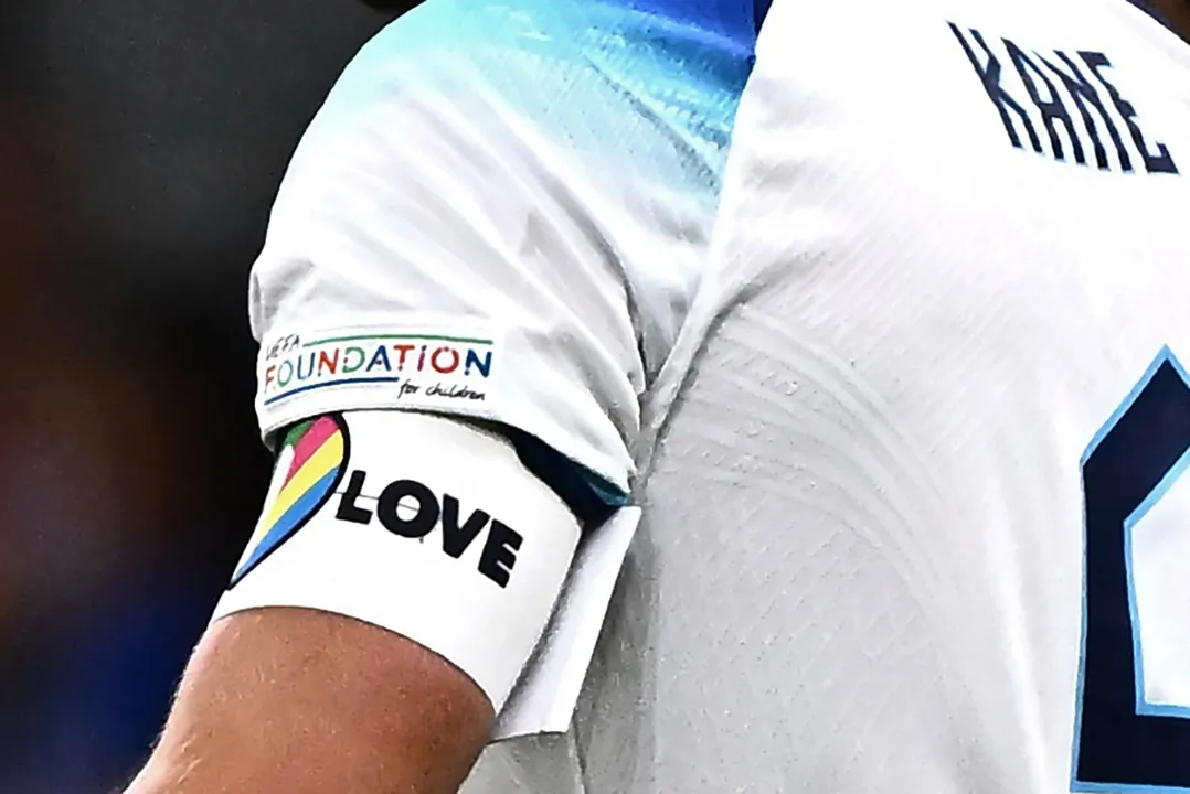 A Fifa decidiu que os jogadores que entrarem com essa braçadeira vão receber o cartão amarelo