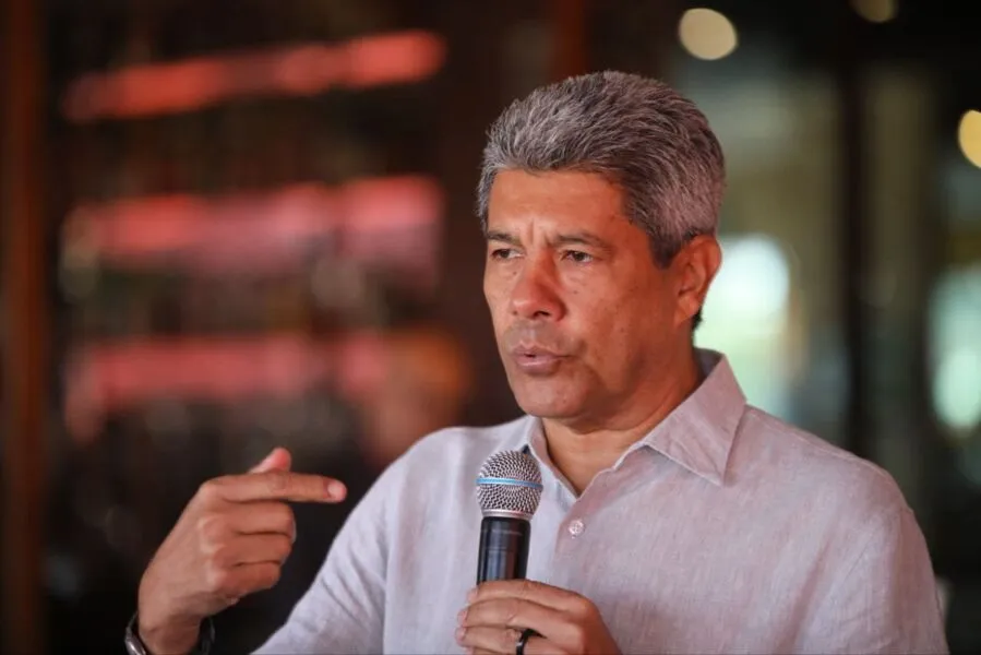 Jerônimo participou, nesta segunda, da entrega dos ônibus escolares rurais para diversas prefeituras baianas