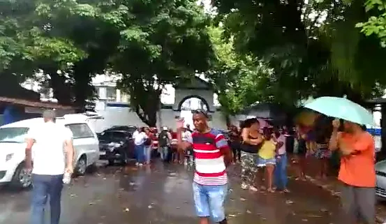 Familiares e amigos fazem homenagem a homem com músicas do Chiclete com Banana