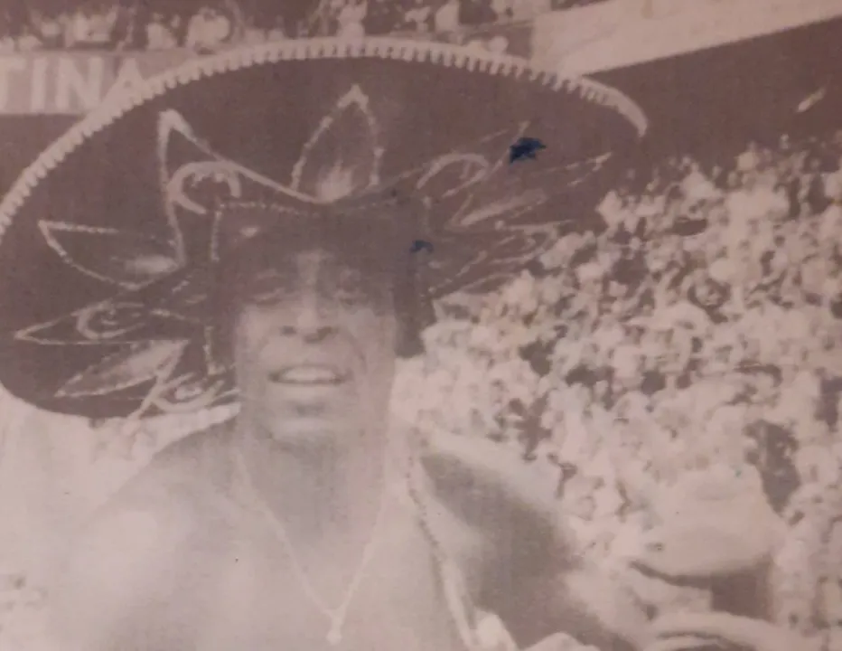 Pele de sombrero mexicano ao ganhar o tricampeonato no México