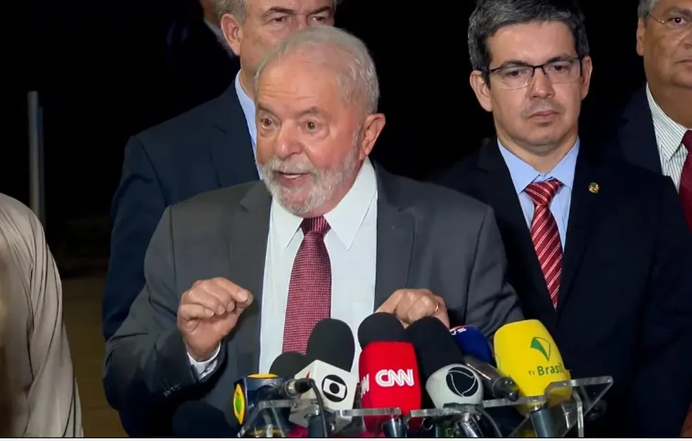 Lula deverá evitar uso excessivo da voz nos próximos 14 dias, mas a expectativa é que a rouquidão seja reduzida após esse período