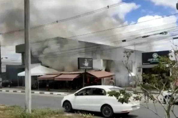 Restaurante é atingido por incêndio em Feira de Santana