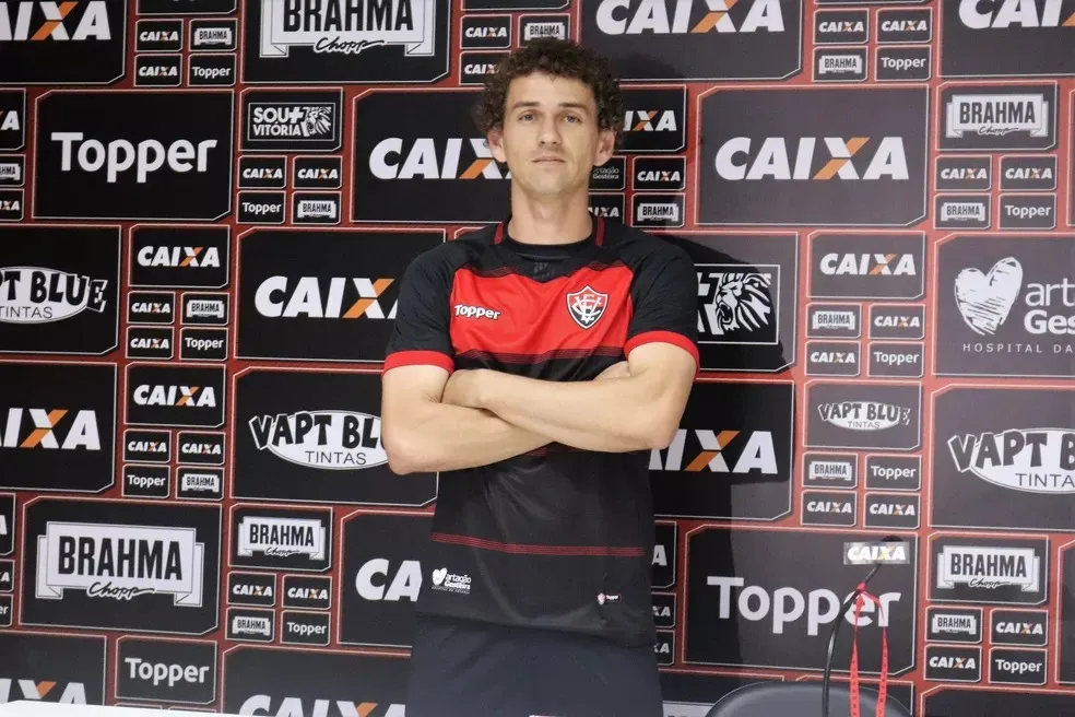 O jogador disputou 12 partidas com a camisa do Vitória