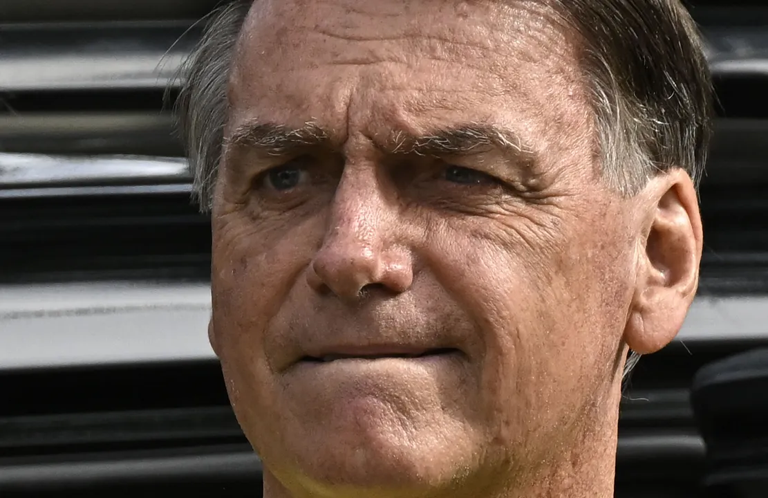 Só ficou com ele Donald Trump, o golpista lá dos EUA, outro arauto do inferno