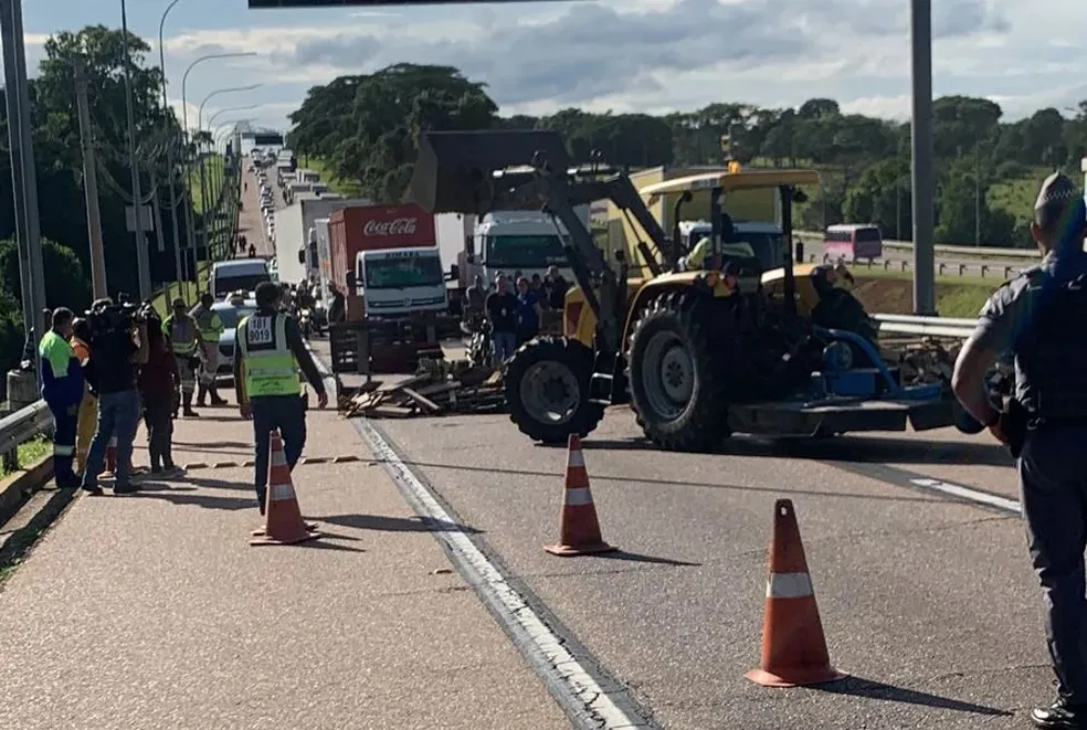 Desbloqueio de avenida que dá acesso ao Aeroporto de Viracopos em Campinas após ato bolsonarista