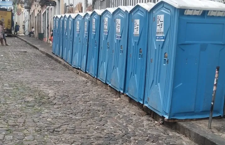 Banheiros químicos da foto ficam na ladeira do Pelourinho, onde a banda Olodum se apresentou