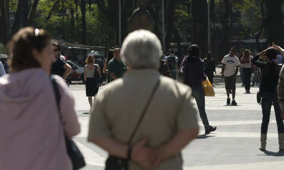 Expectativa média de vida dos baianos que nasceram em 2021 aumentou para 74,6 anos