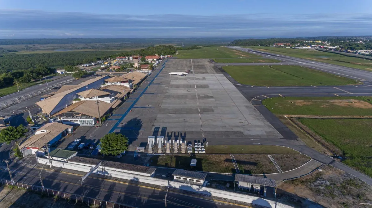 A foto aérea  do Aeroporto de Porto Seguro, o principal da região, mostra que não há espaço para ampliação