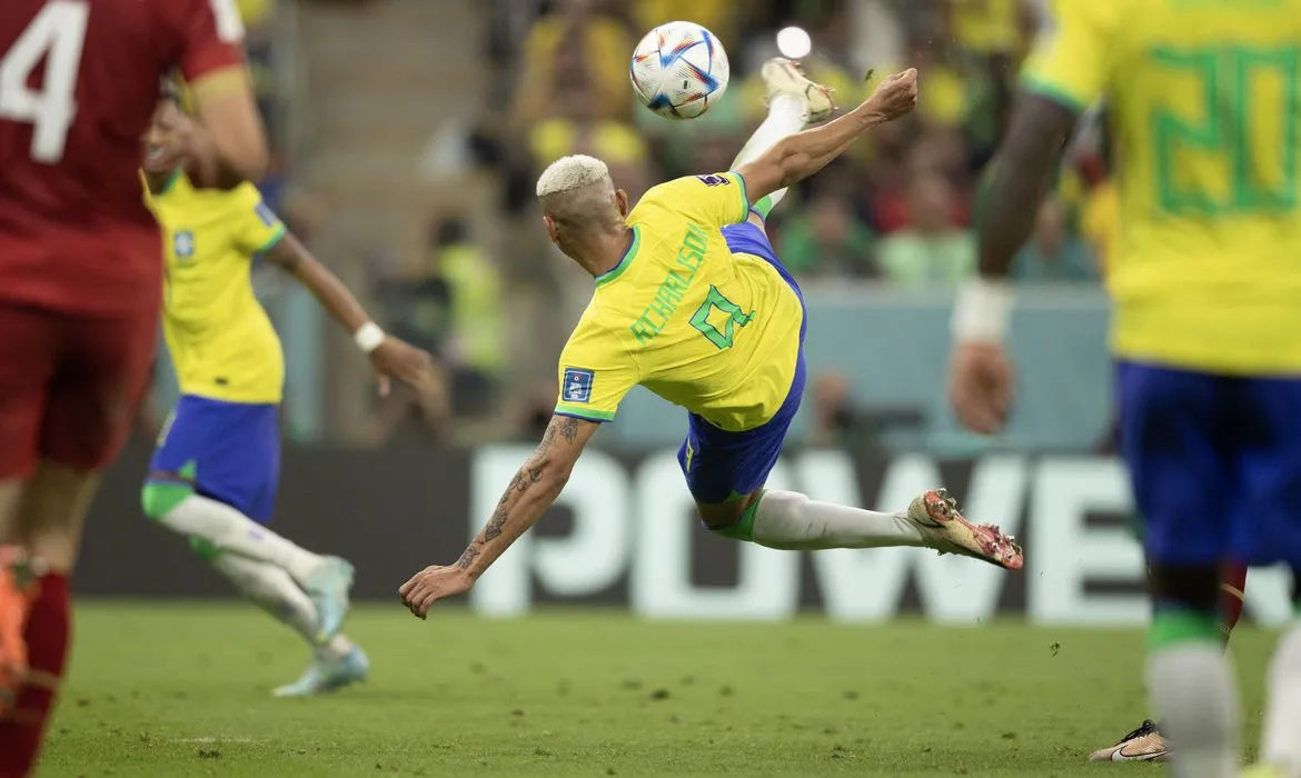 jogador Richarlison alcança em um só voleio, tão maravilhoso quanto o desenhado em campo, as dimensões da ética