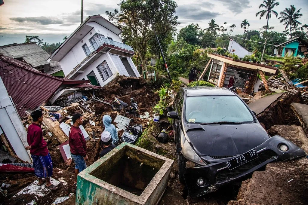 Terremoto na Indonésia deixa 321 mortos e 11 desaparecidos