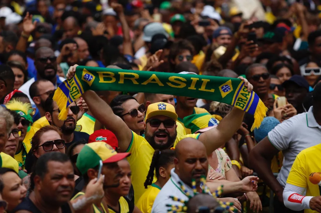 Torcedores celebram segunda partida do Brasil no Largo do Pelourinho