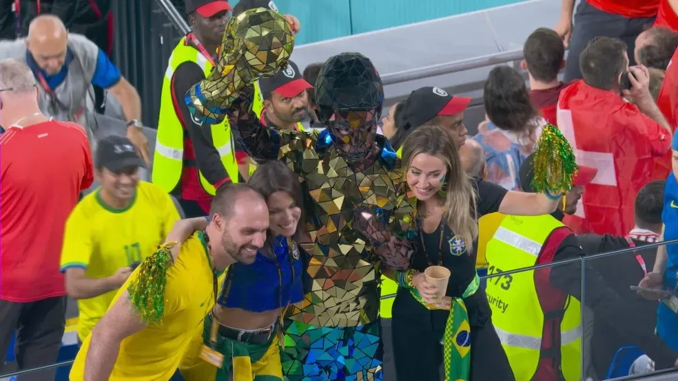 O deputado federal Eduardo Bolsonaro (PL-SP) posa para fotos durante intervalo de jogo entre Brasil e Suíça pela Copa do Mundo