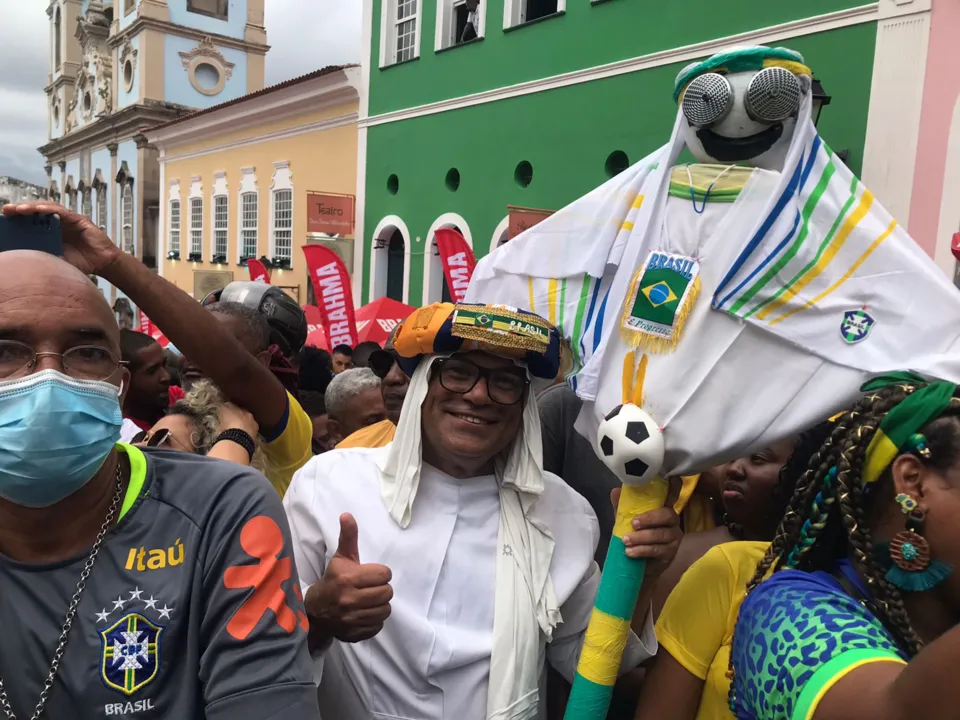 Artista plástico Adilson Guedes se fantasiou em homenagem ao Catar