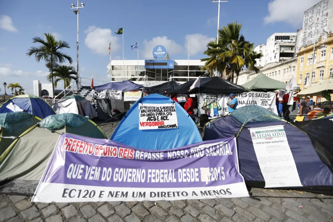 Servidores montaram acampamento em frente a prefeitura de Salvador
