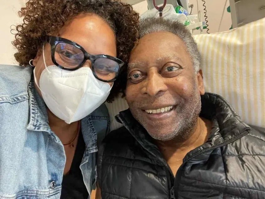 Segundo Kely, Pelé foi internado para regular medicamentos