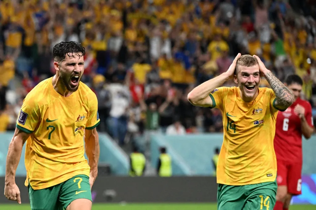 Matthew Leckie comemora gol da classificação da seleção australiana