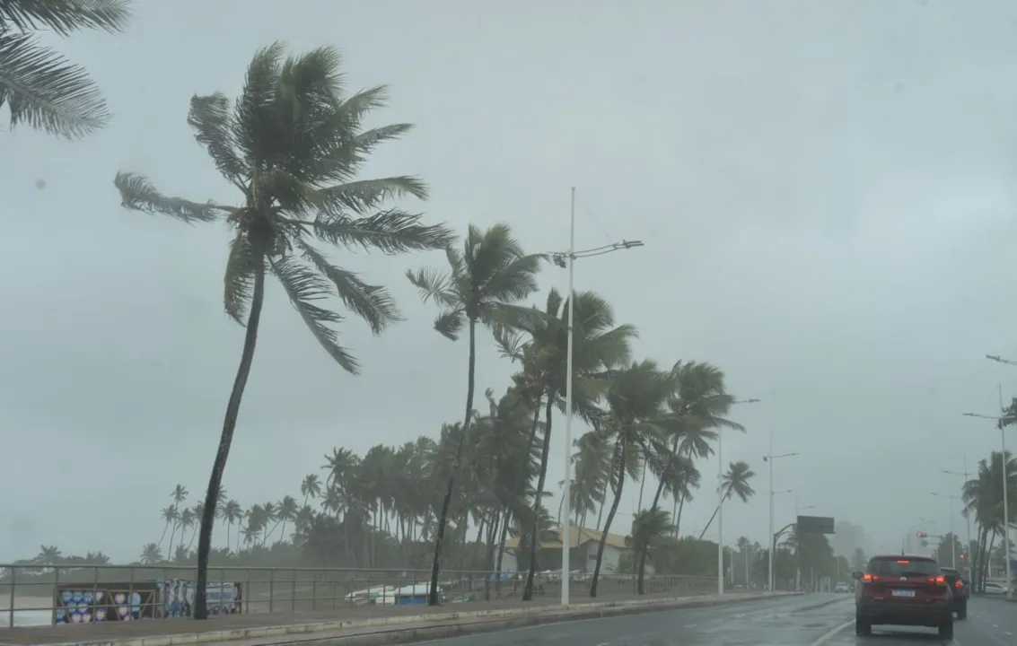 Chuvas e céu nublado em Salvador