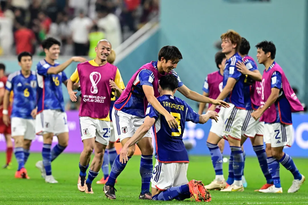 Com gols de Doan e Tanaka, os japoneses passaram para as oitavas de final como líderes do Grupo E
