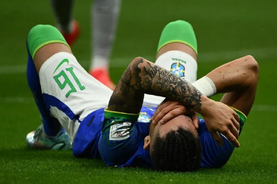 Com muitas dores, Alex Telles saiu do gramado chorando