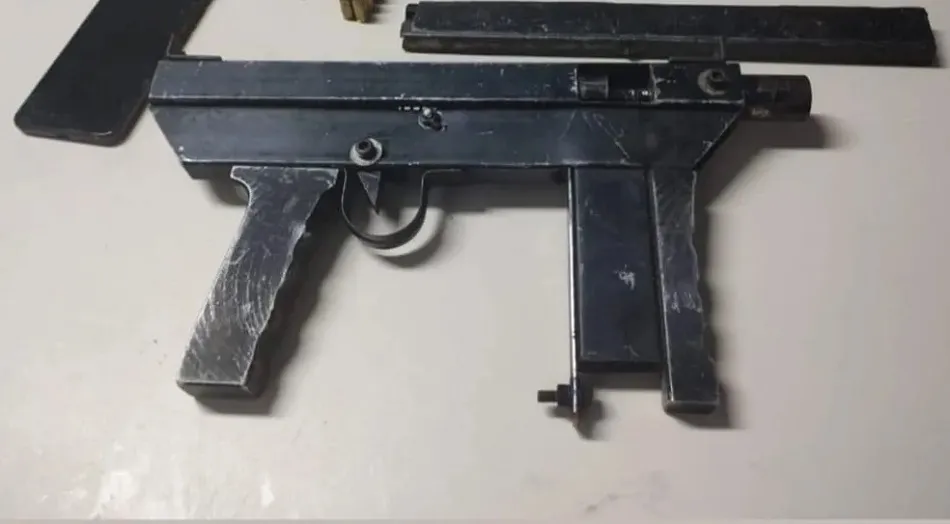 metralhadora artesanal cal 9mm foi encontra com o suspeito