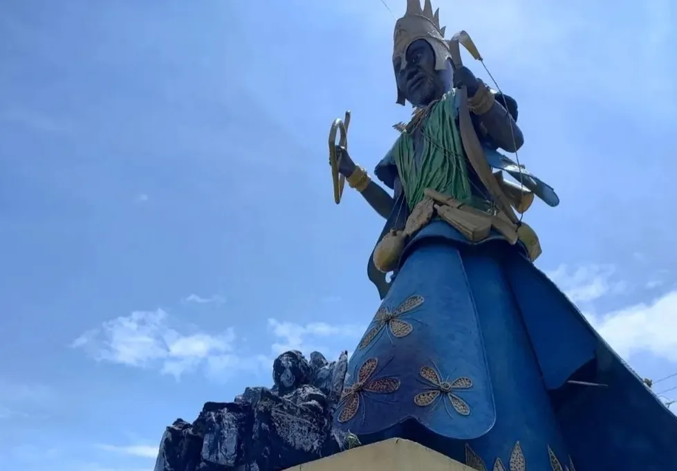 Estátua ficoou completamente destruída após incêndio durante a madrugada