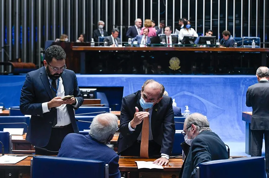 Em pé, o senador Marcelo Castro (MDB-PI), relator-geral do Orçamento conversando com parlamentares