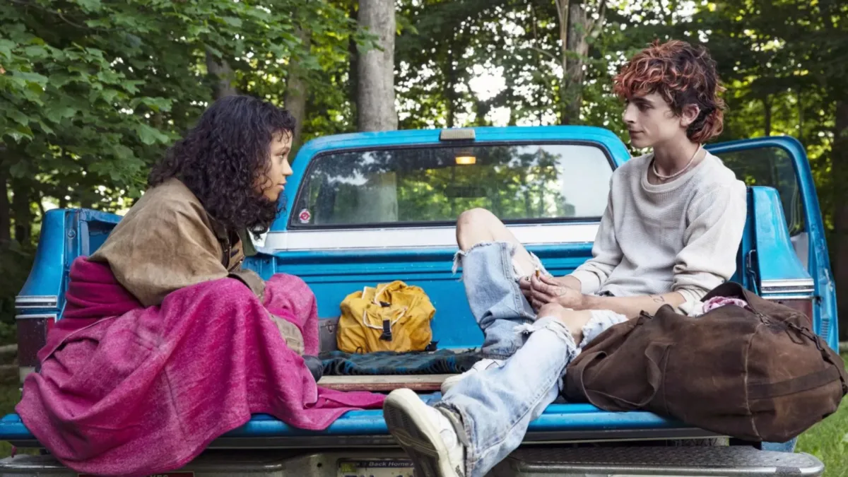 Maren (Taylor Russell) e Lee (Timothée Chalamet): casal outsider e on the road, por conta de hábitos alimentares nada ortodoxos