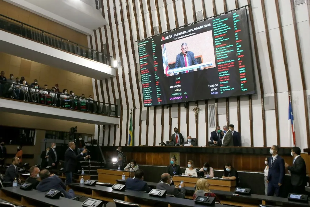 Relator da matéria Rosemberg Pinto (PT) debateu com os deputados Capitão Alden (PL) e Soldado Prisco (UB)