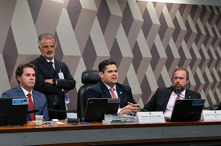 Senador Davi Alcolumbre (centro), presidente da CCJ do Senado