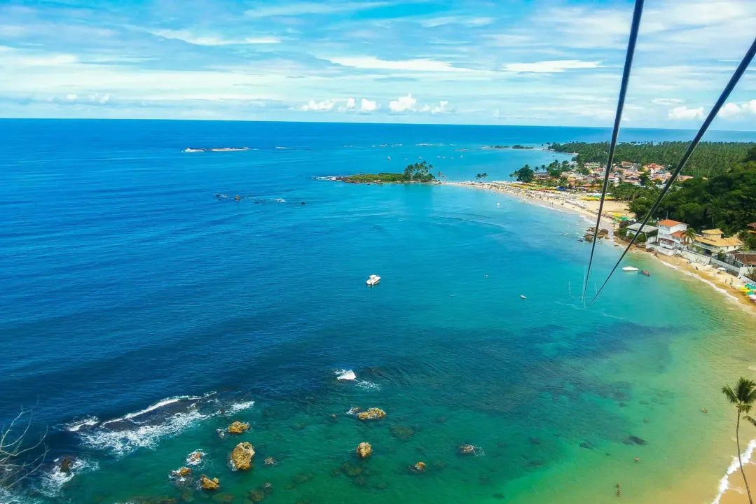 Vítima trabalhava na primeira praia do Morro de São Paulo, quando, de acordo com populares, acabou sendo atingida por uma descarga elétrica, morrendo no local do acidente