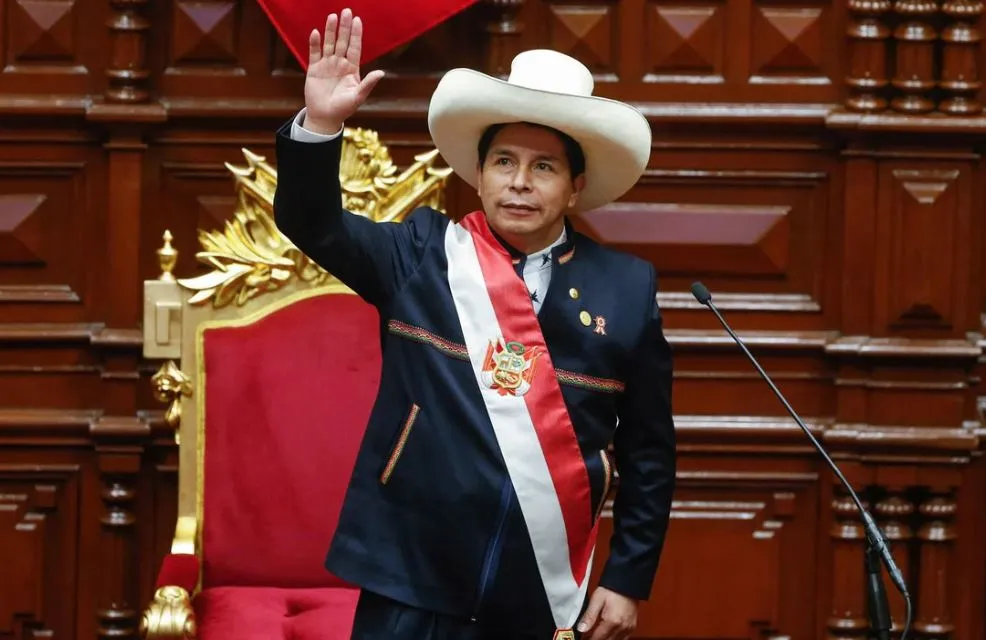 Pedro Castillo anuncia governo de exceção no Peru