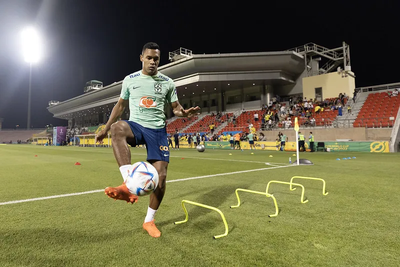Alex Sandro treina com o restante do elenco e pode reforçar o Brasil contra a Croácia