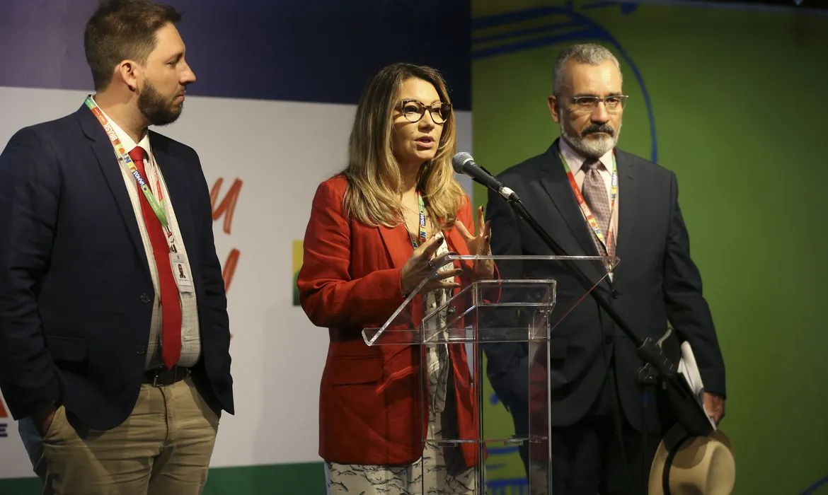 A coordenadora de Organização da Posse de Lula, Janja Lula da Silva ao lado do embaixador Fernando Luís Lemos Igreja e Márcio Tavares