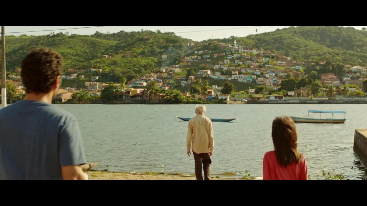 Theo (Rômulo Braga) recebe uma ligação sobre a saúde do pai, vivido po Everaldo Pontes. Com a filha Duda (Malu Landim) ele pega a estrada para se acertar com o velho