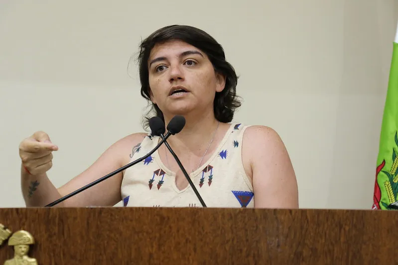 Carla Ayres (PT) denuncia assédio na Câmara de Florianópolis