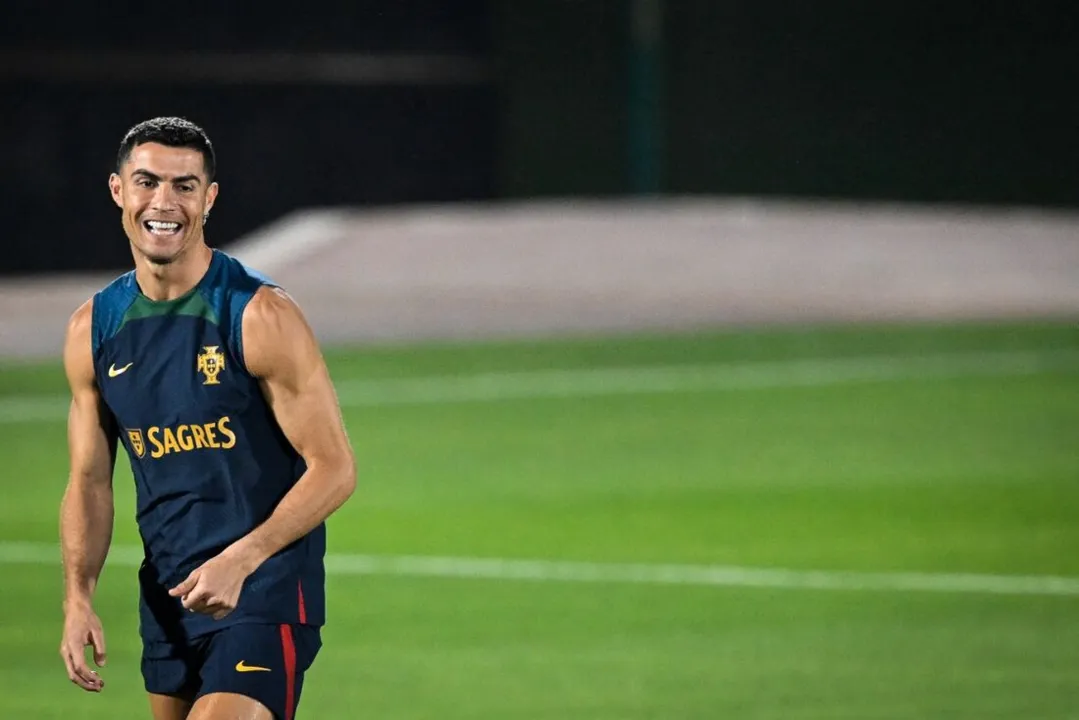 Cristiano Ronaldo aparece sorrindo em treino com reservas de Portugal