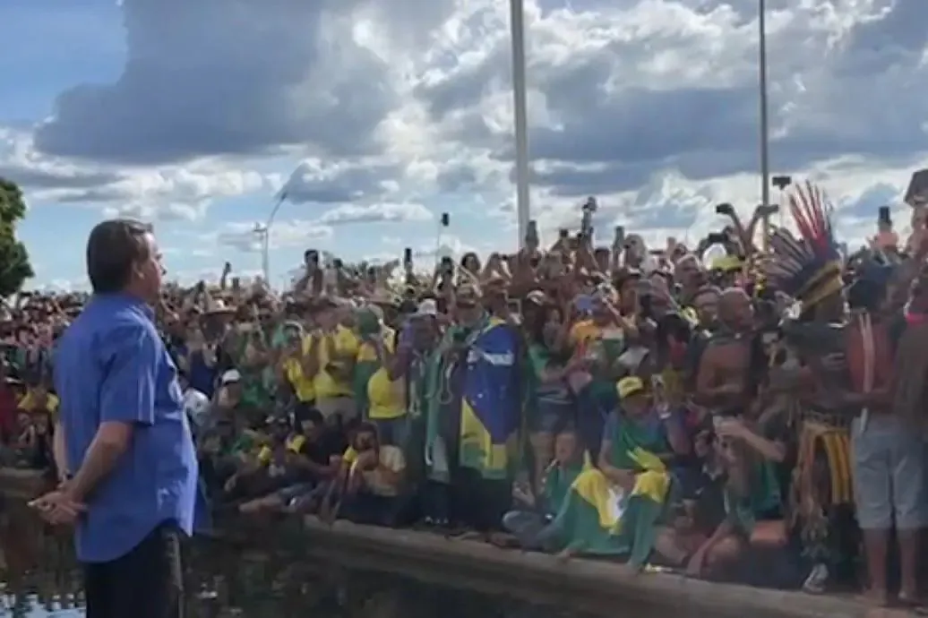 Bolsonaro durante pronunciamento a apoiadores nesta sexta-feira, 9, no Palácio da Alvorada