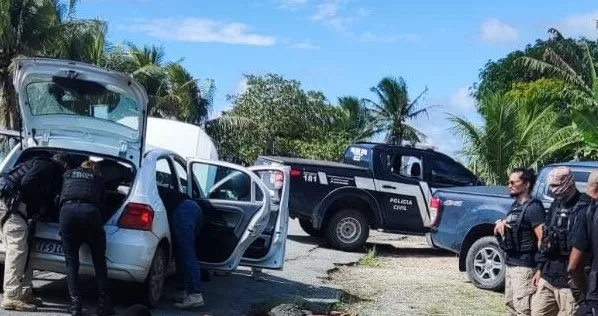 A dupla foi presa na rodovia BR-101, na altura do distrito de Monte Pascoal, município de Itabela