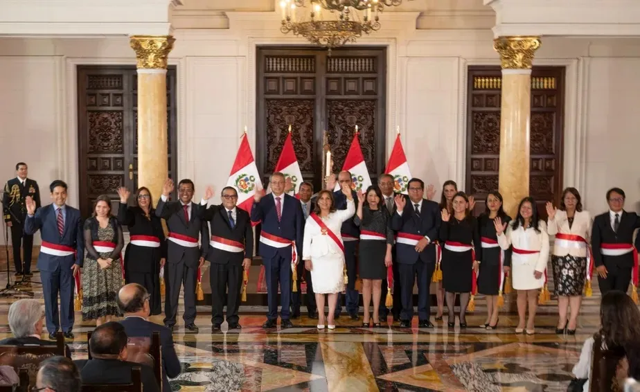 A nova presidente do Peru, Dina Boluarte, empossou os novos ministros do governo neste sábado