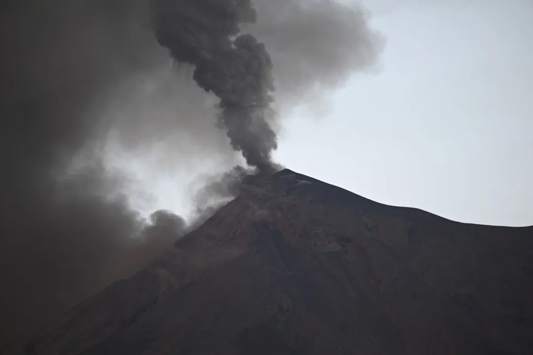 Junto com o Vulcão de Fogo, os vulcões Santiaguito (oeste) e Pacaya (sul) também estão ativos na Guatemala