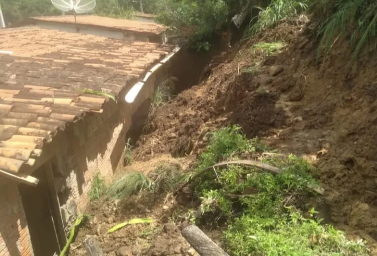 Ninguém estava no imóvel no momento do deslizamento.