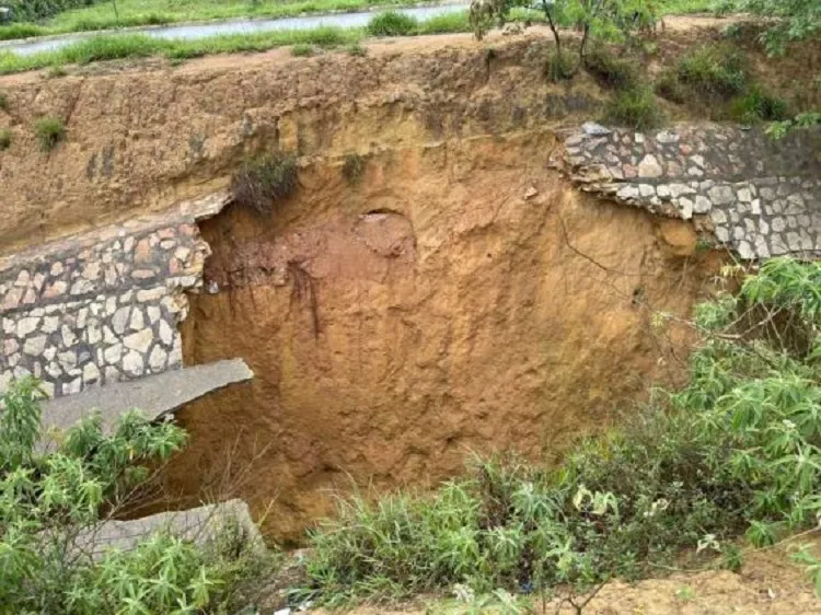 Temporais que caíram na cidade, aumentaram o risco de desabamento, o que provocou a interdição de uma das vias de acesso