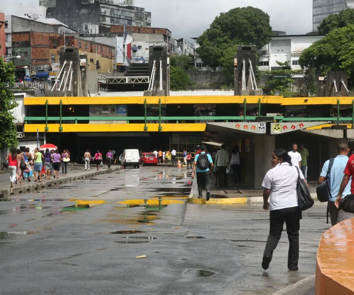 Equipes estão no local para os reparos, mas não há previsão de conclusão dos serviços