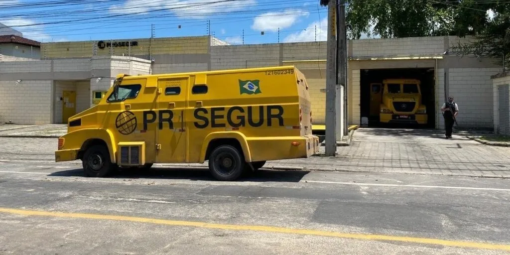 Testemunhas disseram que estrutura teria se desprendido e caído sobre funcionário