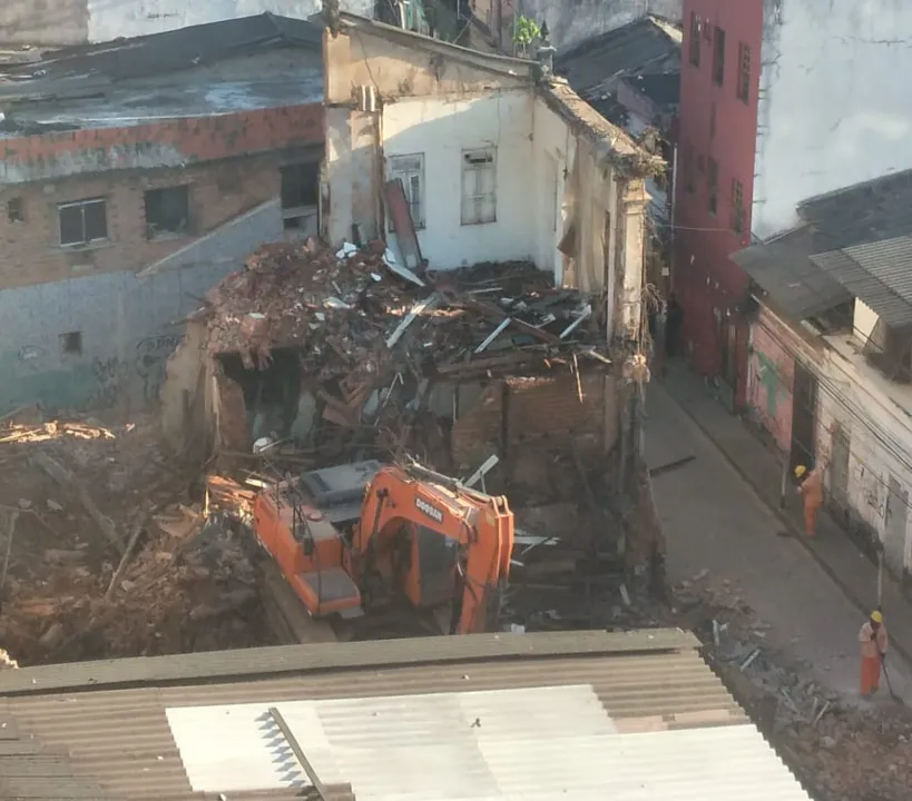 Imagem ilustrativa da imagem 'Medo de desabar nas pessoas', diz moradora sobre casarões incendiados